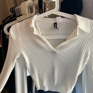 Tröjor från hm! - Säljer dessa tröjor från hm! De är lite för korta för min smak! Antingen kan man köpa en eller båda!💕 köp ena 75kr eller köp båda för 100kr! Frakt till kommer!