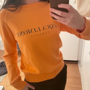 Acqua Limone tröja, storlek xs💕 - Säljer denna orangea Acqua Limone tröja, i storlek xs! Tröjan är nästan oanvänd och därför i väldigt bra skick💕 pris från 300, hör av er vid frågor eller om ni vill ha fler bilder🥰 Köparen står för frakten! 