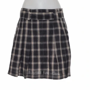 Rutig kjol  - Sitter som en M men eftersom den har ett band som går att knyta i midjan (bild 2) passar den även lite mindre. Den går till mitten av låret på mig. 35kr+ 53 i frakt, eller 66 för spårbart💕