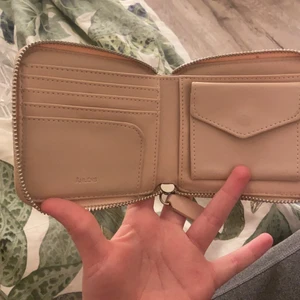 Säljer denna plånbok  - Säljer denna plånbok för att Har nästan aldrig använt den kostar dock mindre för små prickar/ hål  vet ej varför🙈