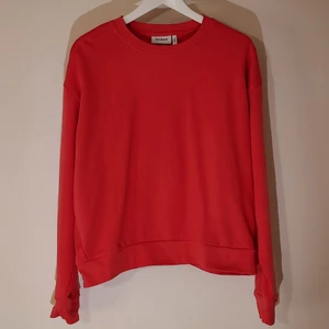 röd sweatshirt - röd sweatshirt från weekday 🌶 väldigt fin & skön sweatshirt som tyvärr inte kommer till användning hos mig. köpt för ett tag sedan men aldrig använd ‼️ priset går att diskutera, ge egna förslag 😆 om fler skulle vara intresserade blir det budgivning !! (2a och 3e bilden är inte mina)