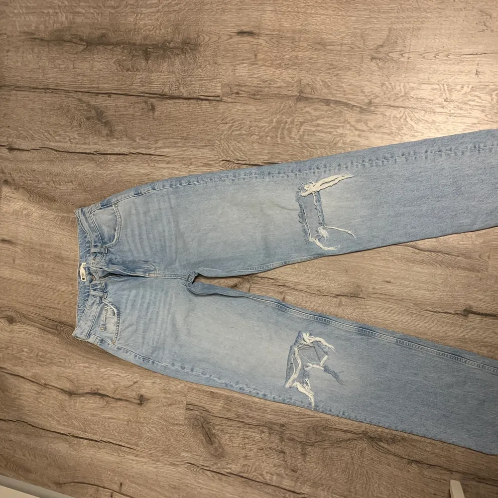 Säljer mina jeans från Gina tricot i storlek 36. Använda 2-3 gånger så är som nya. Säljer för 120kr + frakt🤍. Jeans & Byxor.