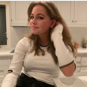 Tröja - Säljer en snygg tröja från zara med öppning vid armbågen förra ägarens bilder 💓💗