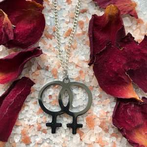 Dubbelvenus används ofta som en symbol för lesbiska, både wlw och nblw. Homosexuella har länge och är fortfarande mycket förtryckta i vårt samhälle. Lesbiska är idag otroligt översexuelliserade, och det finns mycket hat mot lesbiska även i hbtq+ världen. Lesbiska kvinnor spelade en väldigt viktig roll under aids epidemin. Köp detta smycket och tillsammans krossar vi homofobin! (Tre smycken för 149 kr)