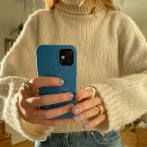 Stickad tröja  - Säljer denna mysiga stickade tröja, köpt på chiquelle 2019. Jag tror tröjan är i ull, men den har ingen lapp så är inte säker!🤝 varan är i ok skick, inte nopprig! OBS köparen står för frakt! 