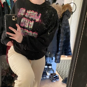 Cool tröja - En cool svart tröja som är varm och har graffiti mönster. Jag har inte haft någon användning för den så säljer ut allt ur min garderob (ursäkta smutsig spegel). Inga defekter förutom att den har lite ludd här och där men det ör enkelt att ta bort. Köparen står för frakten❤️