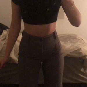 Kostymbyxor - Säljer dessa så fina, grå och slutsålda kostymbyxor från Zara i ”dad” modellen. De är i storlek xs men skulle säga att de passar en s också💞 Köparen står för frakt!! Skriv vid frågor eller för fler bilder⭐️