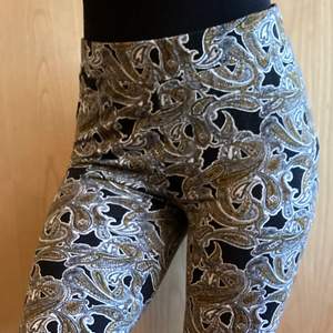 Elegant medallion patterned, gold and black color yoga pants with flare. Used only a few times since they are too big for me, size L. Hugs and enhances curves.
