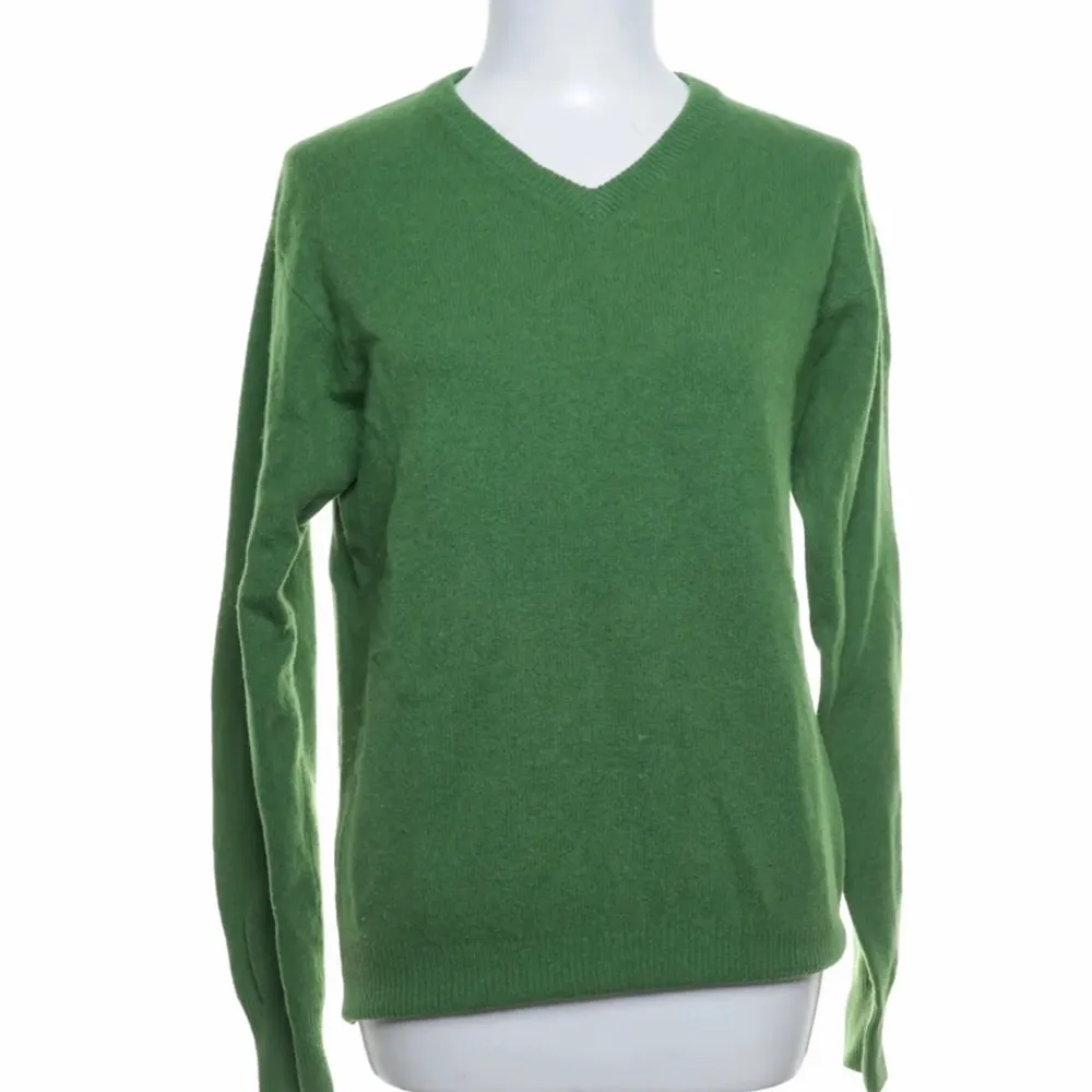 Grön pullover med vneck köpt secondhand men i fint skick. I storlek m men sitter fint oversized på mig i storlek s/m!. Stickat.