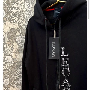 Lecacci Hoodie  - Helt oanvänd, lapparna sitter fortfarande kvar. Slutsåld. Nypris 899kr 