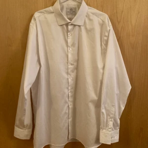 2 white service work shirts - Two service work shirts, never used, completely new by The Shirt Factory. One size 48 and one 46. One for 600 or both for 1000kr. message me in case of interest in only 1.
