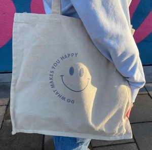 Stor tygkasse med reflex - Jättefin och rymlig tygkasse med ett reflextryck. Den är gjord i 100% ekologisk bomull!💖💖 köparen står för frakt!