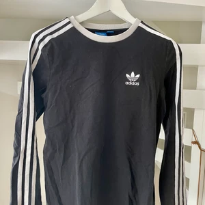 Adidas långärmad tröja. - Långärmad tröja från Adidas i fint skick. Storlek S. Finns i  Vällingby.