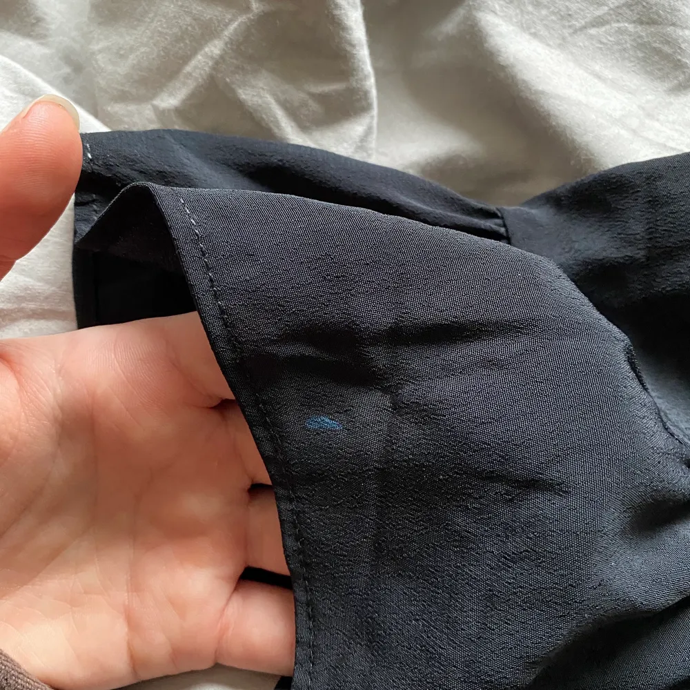 Säljer svart blus från Zara i storlek S. Använd fåtal gånger men har en pytteliten fläck som jag inte lyckats få bort (bild 2)🥰 Köparen står för frakt! Kontakta mig om du har några frågor. Blusar.