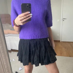 Svart kjol - Så gullig volang liknande kjol!