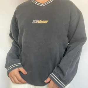 Vintage collagetröja - Ursnygg rare vintage collagetröja! Plagget är i gott second hand skick utan synliga defekter. Jag på bilden bär oftast S i överdel för referens. Plagget uppskattas allt mellan s-L beroende på önskad passform. Högsta bud 150kr. Pågår tills annonsen markerats såld så buda på! Du vinner om ingen budar mer än dig på 24h