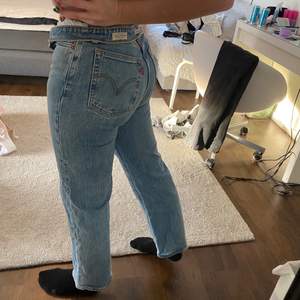 Ljusblåa Levis jeans i modellen ”ribcage straight”. Storlek W25 L27 och går precis till min ankel i längden (är 160cm lång). Skulle säga att de är i nyskick då det inte finns några defekter. (Köparen står för frakten)