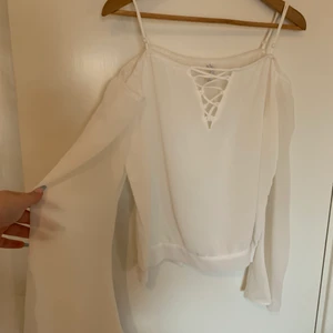 Fest blus  - Jättefin blus från newyorker som jag köpte för ungefär tre år sedan. Endast använd på en skolavslutning så iprincip helt ny. Utsvängda armar och snörning fram, även off shoulder😍 