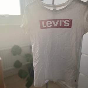 LEVI’S t-shirt i storlek XS💕