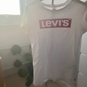 LEVI’S t-shirt, strl xs - LEVI’S t-shirt i storlek XS💕