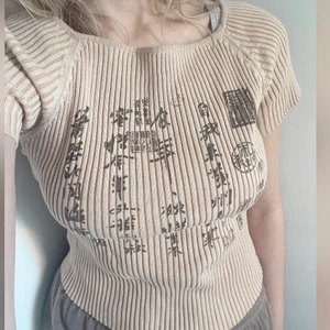 Ribbad T-shirt/topp med snygga detaljer  - 95% bomull. One size s/m. Super bekväm. I bra skick🦋