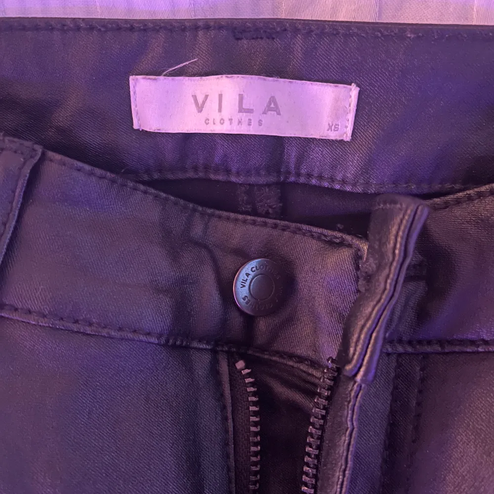 Skinnbyxor från Vila i storlek XS. Endast använda ett fåtal gånger så i nyskick! Kortare i modellen. . Jeans & Byxor.