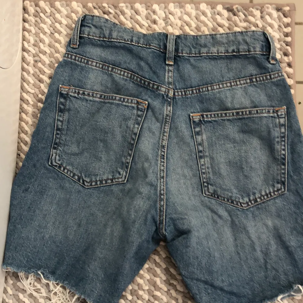 Perfekt nu till sommarn, säljs pga att dem blivit för små. Riktig flammig byxa och väldigt skönt att ha på sig☀️🌸. Shorts.