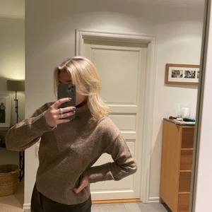Bruntröja!🤎 - Säljer denna super fina bruna tröja! Brun är ett måste nu i vinter och vår så denna passar perfekt i gaderoben🙌🏼🤎