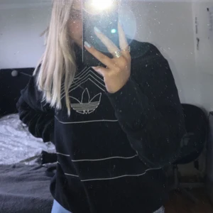 Adidas sweatshirt  - Jättesnygg adidas sweatshirt som tyvärr är lite liten för min smak, storlek S✨ köpt för 700kr på Åhléns, säljer för 100kr + frakt