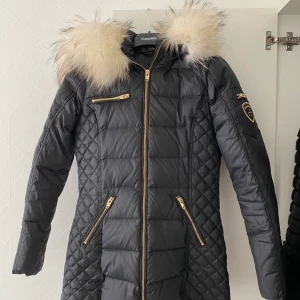 Rock and blue jacka  - Rock and blue jacka i modellen eve med äkta tvättbjörnspäls i vit. Använd en säsong