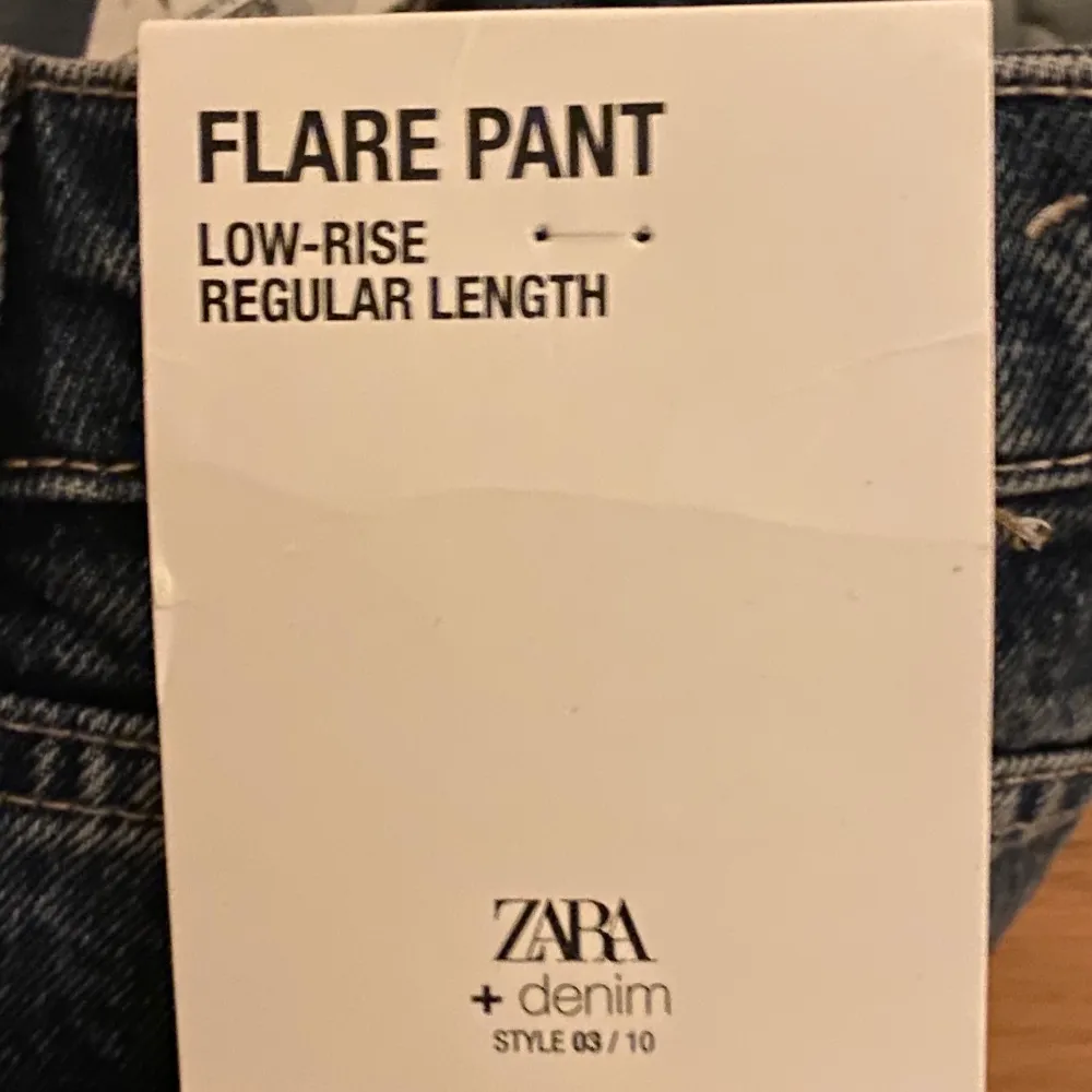 säljer dessa fina jeans för kommer inte få användning av dom. Aldrig använda och köpta för 399.. Jeans & Byxor.