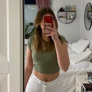 Crop top - Fin militärgrön crop top som blivit förliten för mig. Storlek S men mer som en XS. Vid frågor eller funderingar är det bara att höra av sig💕