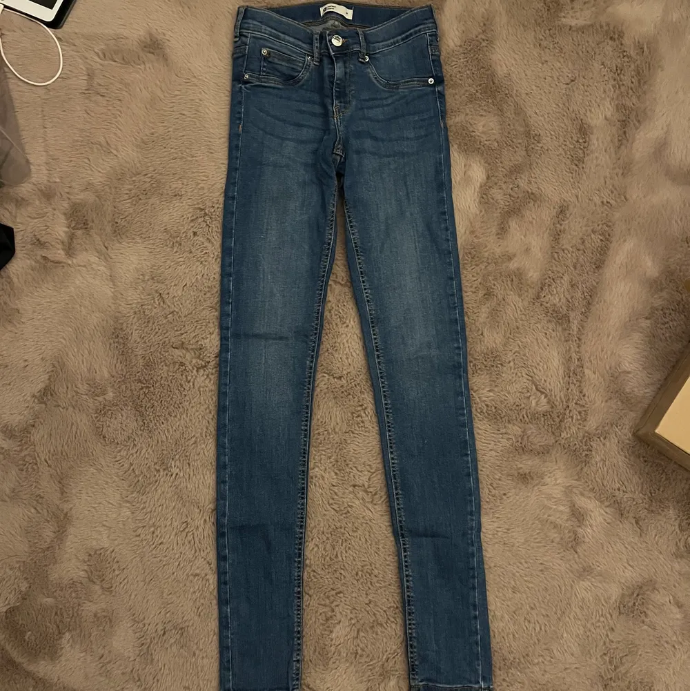 Säljer dessa väldigt stretchiga jeans som jag har använt minst 3ggr när jag hade en dansuppvisning i dom, men dom är helt oskadda och fortfarande i bra skick. Ser väldigt små ut men passar mig som är en L i jeans 🥰. Jeans & Byxor.