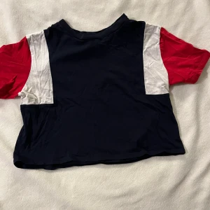 Croppad tröja  - En croppad tröja från HM. En basic croppad tröja. Storlek XS! Hör av er vid frågor eller fler bilder💞