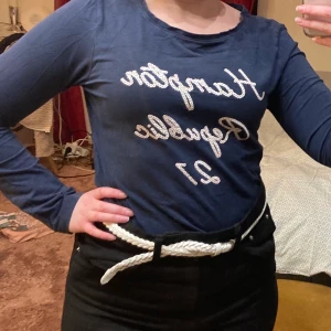 Hamton Republic strl 170/S - Snygg blå tröja med tryck från Hamton Republic