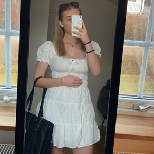 Vit sommarklänning - Supersöt vit sommarklänning🤍 med tröja över går den också att bära som kjol. Helt oanvänd, då dem tyvärr är lite liten:( leverans kan diskuteras