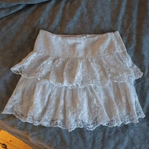Vit kjol - En asfin vit spetskjol som jag gärna hade andvändt men den är för liten för mig. Väldigt mycket detaljer och som ny. Den ger väldigt mycket vintage vibes. Den har en dragkedja på siden som går ner en bra bit. Hör av dig!😘