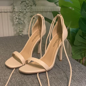 Klackskor - Ett par klackskor från boohoo med knytt bara snören, dem är lite stora för mig Har aldrig använt 