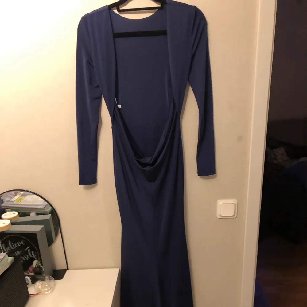 Otroligt fin marinblå klänning, med långt släp och öppen rygg från Rebecca Stella i storlek XS. Perfekt till studentbalen kanske! Inköpt 2018, använd fåtal gånger och den är i jättefint skick. . Klänningar.