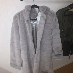 Pälsjacka - Grå pälsjacka i One size. Passar typ alla xs-l. Helt oanvänd.