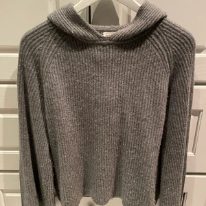 Soft goat hoodie - En grå soft goat hoodie som är ribbad, i storlek S. Använd men i väldigt bra skick.