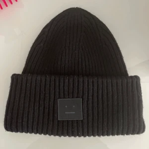 Acne mössa - Jättefin svart acne mössa i jättebra skick. Skickar fler bilder om det önskas💕. Köpt förra säsongen på acne i Sthlm. 