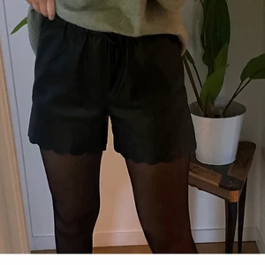Skinn shorts - Snygga skinn shorts från mango. Volang skurna ner till. Storlek 164 men motsvarar xs. Passar mig som är 167