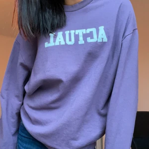 Sweatshirt  - Lila sweatshirt från ASOS, mansavdelningen. Den är lite större i storleken, skulle säga att det mer är en M än en S. Säljer då jag inte har någon användning av den längre, inga defekter!