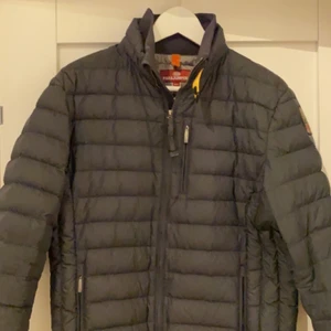 Parajumper UGO - Säljer min parajumper jacka som jag köpt från kidsbrandstore. Finns en liten söm som jag sytt för att det blev ett litet hål, inget man ser. Skriv för mer bilder eller information.