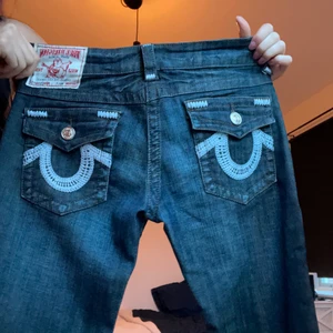 True religion jeans - True religion jeans köpta på second hand. Får tyvärr ingen användning av dom längre.. jag är vanligtvis en 34/36 i jeans och såhär sitter strl 26 på mig!