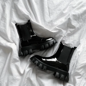 Helt nya Chelsea boots storlek 37 - Helt oanvända Chelsea boots från Nelly med en snygg lackad yta. Nypris 599kr, kan tänka mig att sälja dom för 350 💜