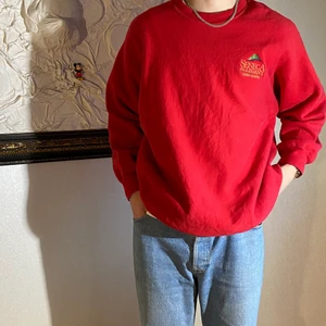 Chosen Vintage Sweatshirt  - Seneca Allegany Casino Sweatshirt, röd. Sitter som en L. Inga defekter. Skriv i DM för mått eller andra frågor!!