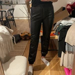 Läder byxor  - Svarta lite lösare skinbyxor