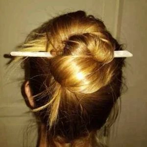 Hårpinnar  - Två stycken, gjorda i vitt akryl 🌸🌺